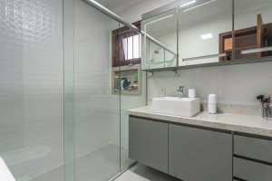 Casa à venda com 206m², 4 dormitórios, 1 suíte, 3 vagas, no bairro Espírito Santo em Porto Alegre