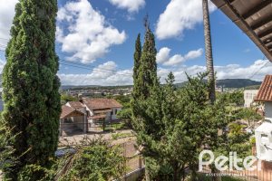 Casa à venda com 189m², 3 dormitórios, 1 suíte, 5 vagas, no bairro Espírito Santo em Porto Alegre