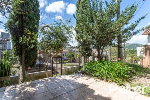 Casa à venda com 189m², 3 dormitórios, 1 suíte, 5 vagas, no bairro Espírito Santo em Porto Alegre