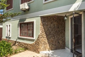 Casa à venda com 189m², 3 dormitórios, 1 suíte, 5 vagas, no bairro Espírito Santo em Porto Alegre