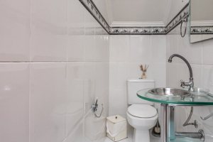 Casa à venda com 189m², 3 dormitórios, 1 suíte, 5 vagas, no bairro Espírito Santo em Porto Alegre