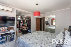 Casa à venda com 189m², 3 dormitórios, 1 suíte, 5 vagas, no bairro Espírito Santo em Porto Alegre