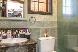 Casa à venda com 189m², 3 dormitórios, 1 suíte, 5 vagas, no bairro Espírito Santo em Porto Alegre