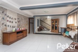 Casa à venda com 189m², 3 dormitórios, 1 suíte, 5 vagas, no bairro Espírito Santo em Porto Alegre