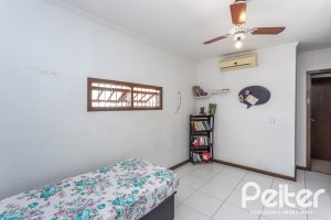 Casa à venda com 189m², 3 dormitórios, 1 suíte, 5 vagas, no bairro Espírito Santo em Porto Alegre