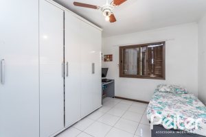 Casa à venda com 189m², 3 dormitórios, 1 suíte, 5 vagas, no bairro Espírito Santo em Porto Alegre