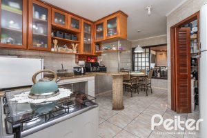 Casa à venda com 189m², 3 dormitórios, 1 suíte, 5 vagas, no bairro Espírito Santo em Porto Alegre