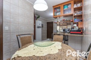 Casa à venda com 189m², 3 dormitórios, 1 suíte, 5 vagas, no bairro Espírito Santo em Porto Alegre