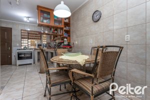 Casa à venda com 189m², 3 dormitórios, 1 suíte, 5 vagas, no bairro Espírito Santo em Porto Alegre