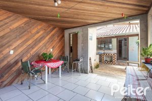 Casa à venda com 189m², 3 dormitórios, 1 suíte, 5 vagas, no bairro Espírito Santo em Porto Alegre