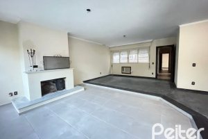 Casa à venda com 240m², 3 dormitórios, 1 suíte, 4 vagas, no bairro Ipanema em Porto Alegre