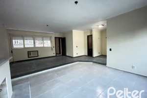Casa à venda com 240m², 3 dormitórios, 1 suíte, 4 vagas, no bairro Ipanema em Porto Alegre