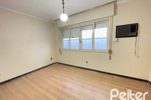 Casa à venda com 240m², 3 dormitórios, 1 suíte, 4 vagas, no bairro Ipanema em Porto Alegre