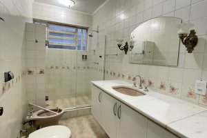 Casa à venda com 240m², 3 dormitórios, 1 suíte, 4 vagas, no bairro Ipanema em Porto Alegre