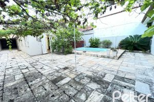 Casa à venda com 240m², 3 dormitórios, 1 suíte, 4 vagas, no bairro Ipanema em Porto Alegre