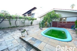 Casa à venda com 240m², 3 dormitórios, 1 suíte, 4 vagas, no bairro Ipanema em Porto Alegre