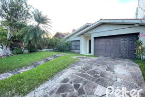 Casa à venda com 240m², 3 dormitórios, 1 suíte, 4 vagas, no bairro Ipanema em Porto Alegre