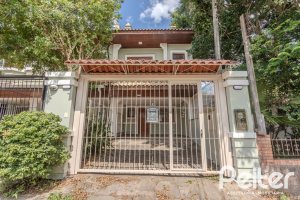 Casa à venda com 158m², 3 dormitórios, 1 suíte, 2 vagas, no bairro Tristeza em Porto Alegre