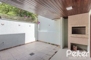 Casa à venda com 158m², 3 dormitórios, 1 suíte, 2 vagas, no bairro Tristeza em Porto Alegre