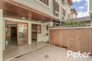 Casa à venda com 158m², 3 dormitórios, 1 suíte, 2 vagas, no bairro Tristeza em Porto Alegre