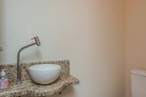 Casa à venda com 158m², 3 dormitórios, 1 suíte, 2 vagas, no bairro Tristeza em Porto Alegre