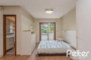 Casa à venda com 158m², 3 dormitórios, 1 suíte, 2 vagas, no bairro Tristeza em Porto Alegre