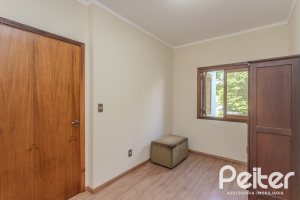 Casa à venda com 158m², 3 dormitórios, 1 suíte, 2 vagas, no bairro Tristeza em Porto Alegre