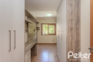 Casa à venda com 158m², 3 dormitórios, 1 suíte, 2 vagas, no bairro Tristeza em Porto Alegre