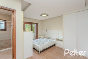 Casa à venda com 158m², 3 dormitórios, 1 suíte, 2 vagas, no bairro Tristeza em Porto Alegre