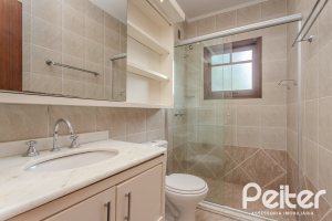 Casa à venda com 158m², 3 dormitórios, 1 suíte, 2 vagas, no bairro Tristeza em Porto Alegre