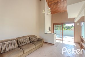 Casa à venda com 158m², 3 dormitórios, 1 suíte, 2 vagas, no bairro Tristeza em Porto Alegre