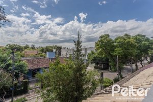 Casa à venda com 158m², 3 dormitórios, 1 suíte, 2 vagas, no bairro Tristeza em Porto Alegre