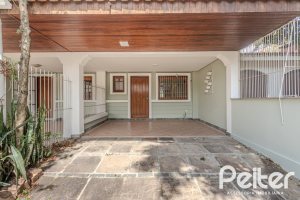 Casa à venda com 158m², 3 dormitórios, 1 suíte, 2 vagas, no bairro Tristeza em Porto Alegre