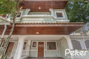 Casa à venda com 158m², 3 dormitórios, 1 suíte, 2 vagas, no bairro Tristeza em Porto Alegre