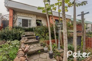 Casa à venda com 235m², 3 dormitórios, 1 suíte, 2 vagas, no bairro Vila Assunção em Porto Alegre