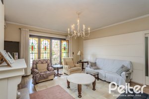 Casa à venda com 235m², 3 dormitórios, 1 suíte, 2 vagas, no bairro Vila Assunção em Porto Alegre