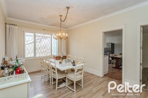 Casa à venda com 235m², 3 dormitórios, 1 suíte, 2 vagas, no bairro Vila Assunção em Porto Alegre