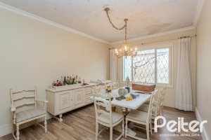 Casa à venda com 235m², 3 dormitórios, 1 suíte, 2 vagas, no bairro Vila Assunção em Porto Alegre