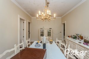 Casa à venda com 235m², 3 dormitórios, 1 suíte, 2 vagas, no bairro Vila Assunção em Porto Alegre