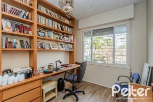 Casa à venda com 235m², 3 dormitórios, 1 suíte, 2 vagas, no bairro Vila Assunção em Porto Alegre