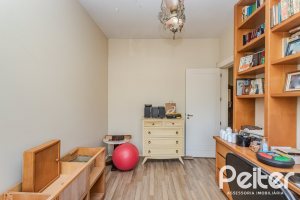 Casa à venda com 235m², 3 dormitórios, 1 suíte, 2 vagas, no bairro Vila Assunção em Porto Alegre
