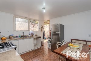 Casa à venda com 235m², 3 dormitórios, 1 suíte, 2 vagas, no bairro Vila Assunção em Porto Alegre
