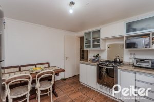 Casa à venda com 235m², 3 dormitórios, 1 suíte, 2 vagas, no bairro Vila Assunção em Porto Alegre