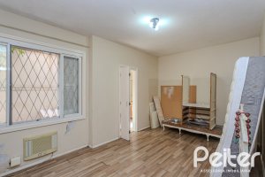 Casa à venda com 235m², 3 dormitórios, 1 suíte, 2 vagas, no bairro Vila Assunção em Porto Alegre