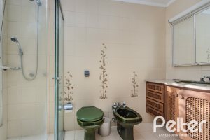 Casa à venda com 235m², 3 dormitórios, 1 suíte, 2 vagas, no bairro Vila Assunção em Porto Alegre