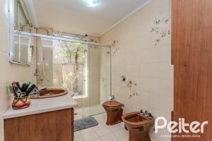 Casa à venda com 235m², 3 dormitórios, 1 suíte, 2 vagas, no bairro Vila Assunção em Porto Alegre