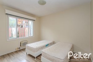 Casa à venda com 235m², 3 dormitórios, 1 suíte, 2 vagas, no bairro Vila Assunção em Porto Alegre