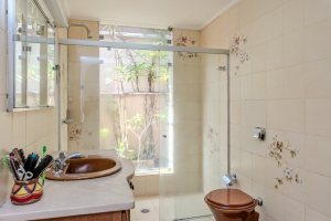 Casa à venda com 235m², 3 dormitórios, 1 suíte, 2 vagas, no bairro Vila Assunção em Porto Alegre