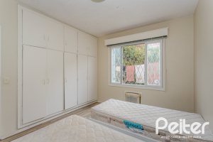 Casa à venda com 235m², 3 dormitórios, 1 suíte, 2 vagas, no bairro Vila Assunção em Porto Alegre