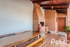 Casa à venda com 235m², 3 dormitórios, 1 suíte, 2 vagas, no bairro Vila Assunção em Porto Alegre